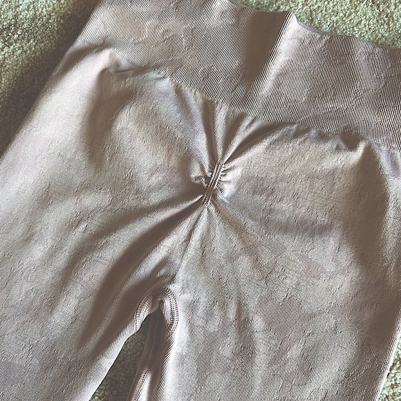 Never Worn High Waisted Gymshark Scrunch Butt Leggings (M) - Picture 2 of 2